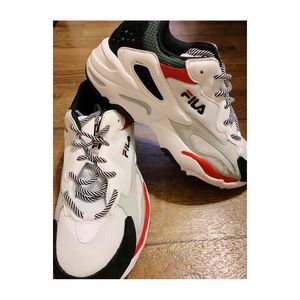 Barely worn FILA sneakers!!